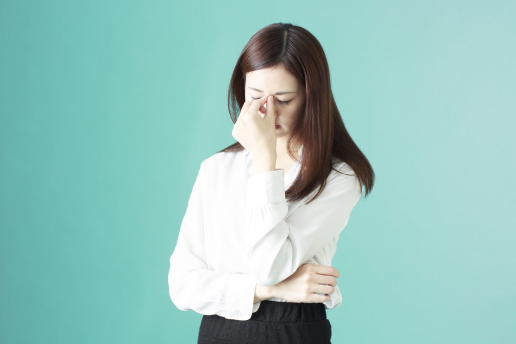 悩みを抱えている女性のイメージ